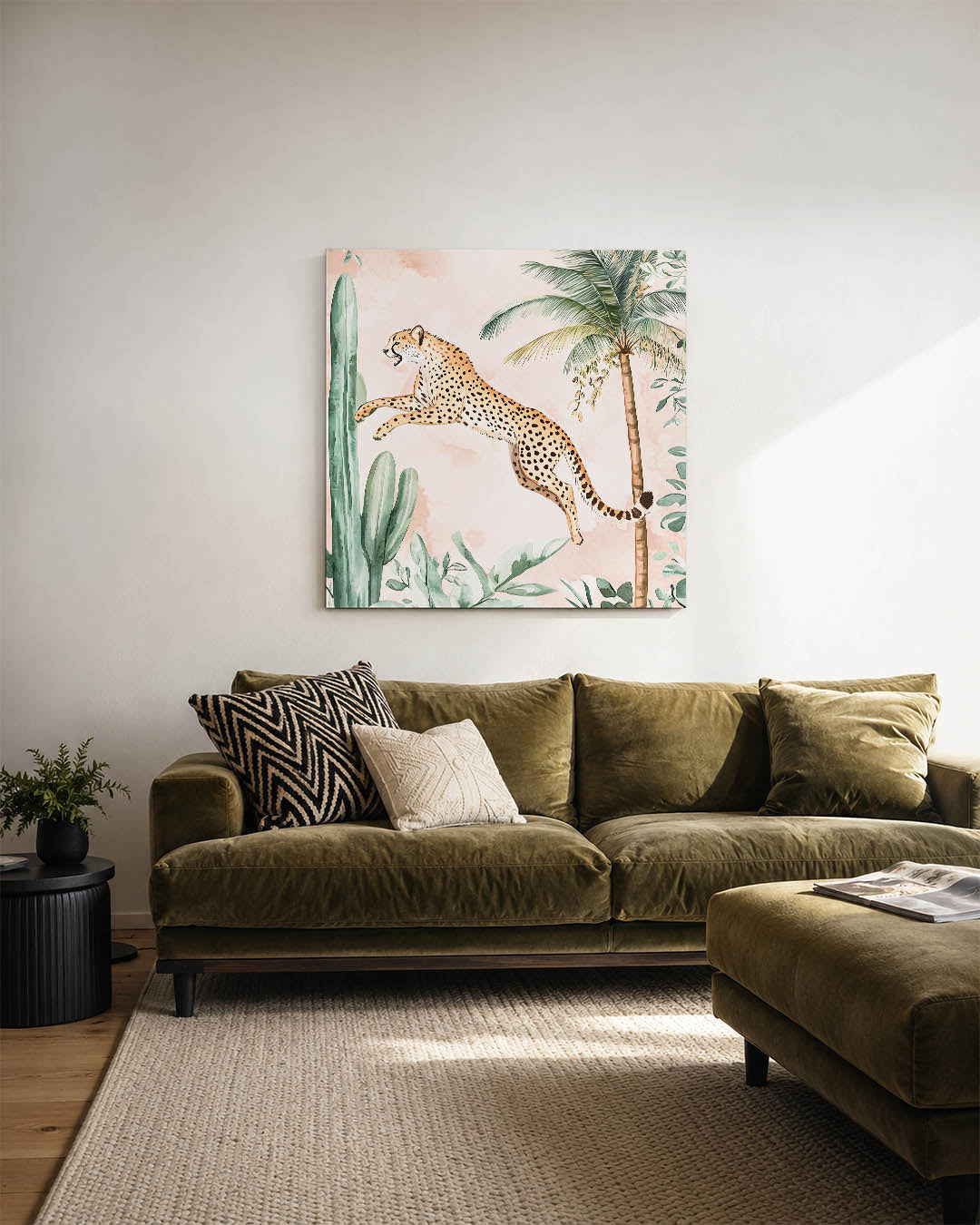 Springende luipaard kunstwerk – sfeerbeeld – een levendig werk met een luipaard die door een groene jungle springt, omringd