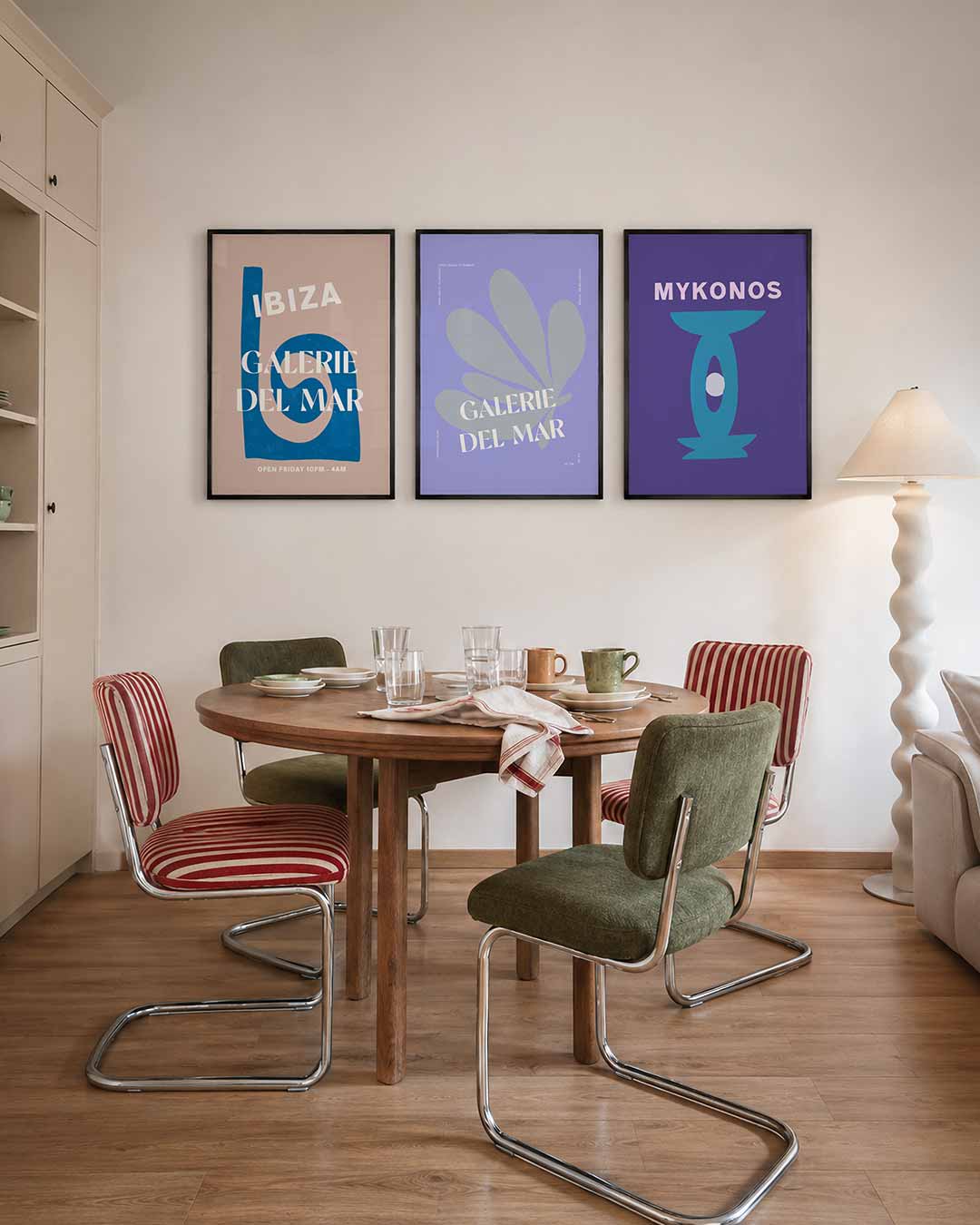 Spiraal en tekst driedelige posterset – een blauwe spiraalvorm op een zachte achtergrond met witte