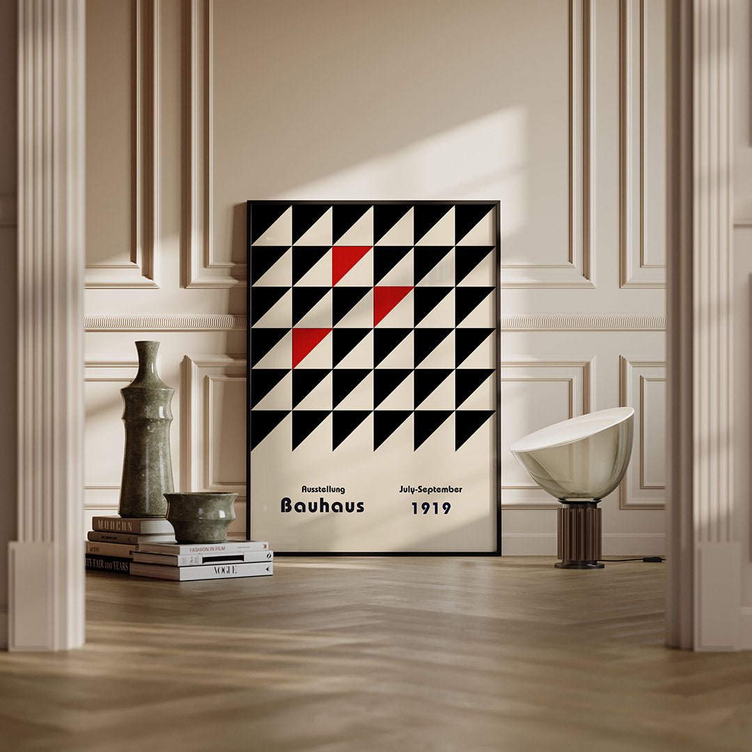 Driehoekpatroon en tekst – moderne Bauhaus wandkunst als poster