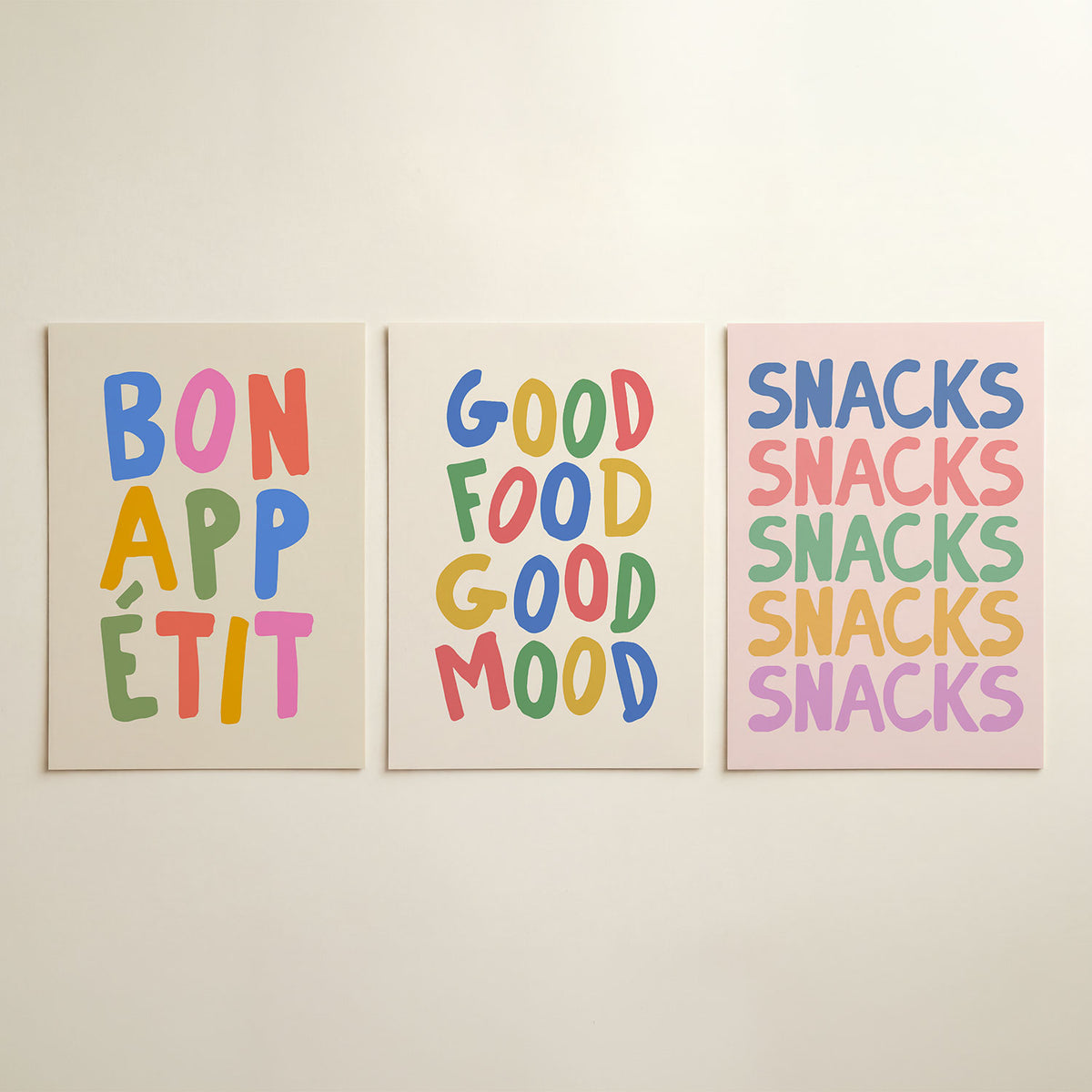 Kleurrijke letters driedelige posterset in interieur