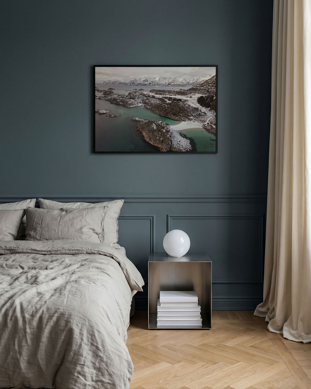 Rustige winterkust poster – detailweergave – deze poster toont een serene kustlijn met besneeuwde bergen en kalm water. De