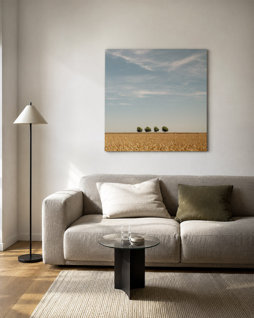 Rustige landschap kunstwerk – vierkante wanddecoratie – deze kunstwerk toont een uitgestrekt veld met vier bomen onder een