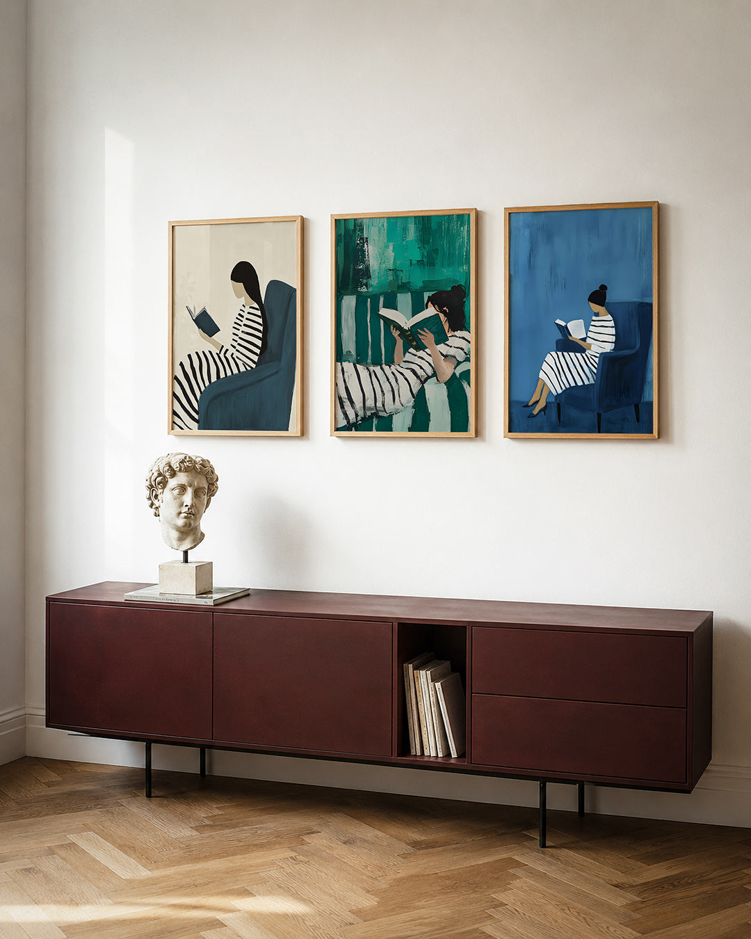 Gestreepte rust posterset – tweede productweergave – een vrouw leest in een comfortabele stoel