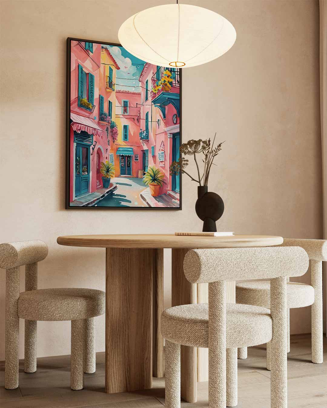 Kleurrijke Mediterrane Straat – dibond wanddecoratie in staand formaat