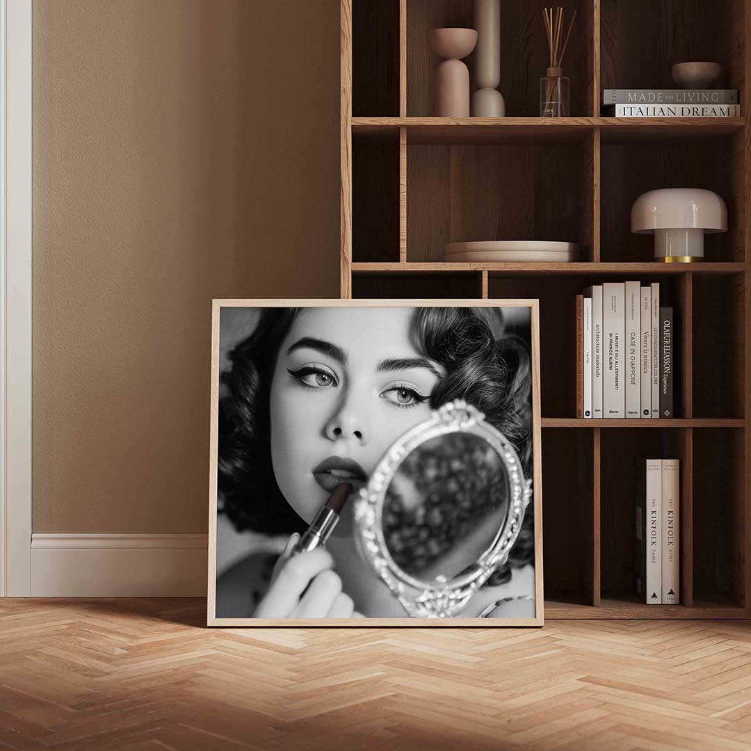 Vrouw met spiegel – kleurrijke Pop Art poster in vierkant formaat