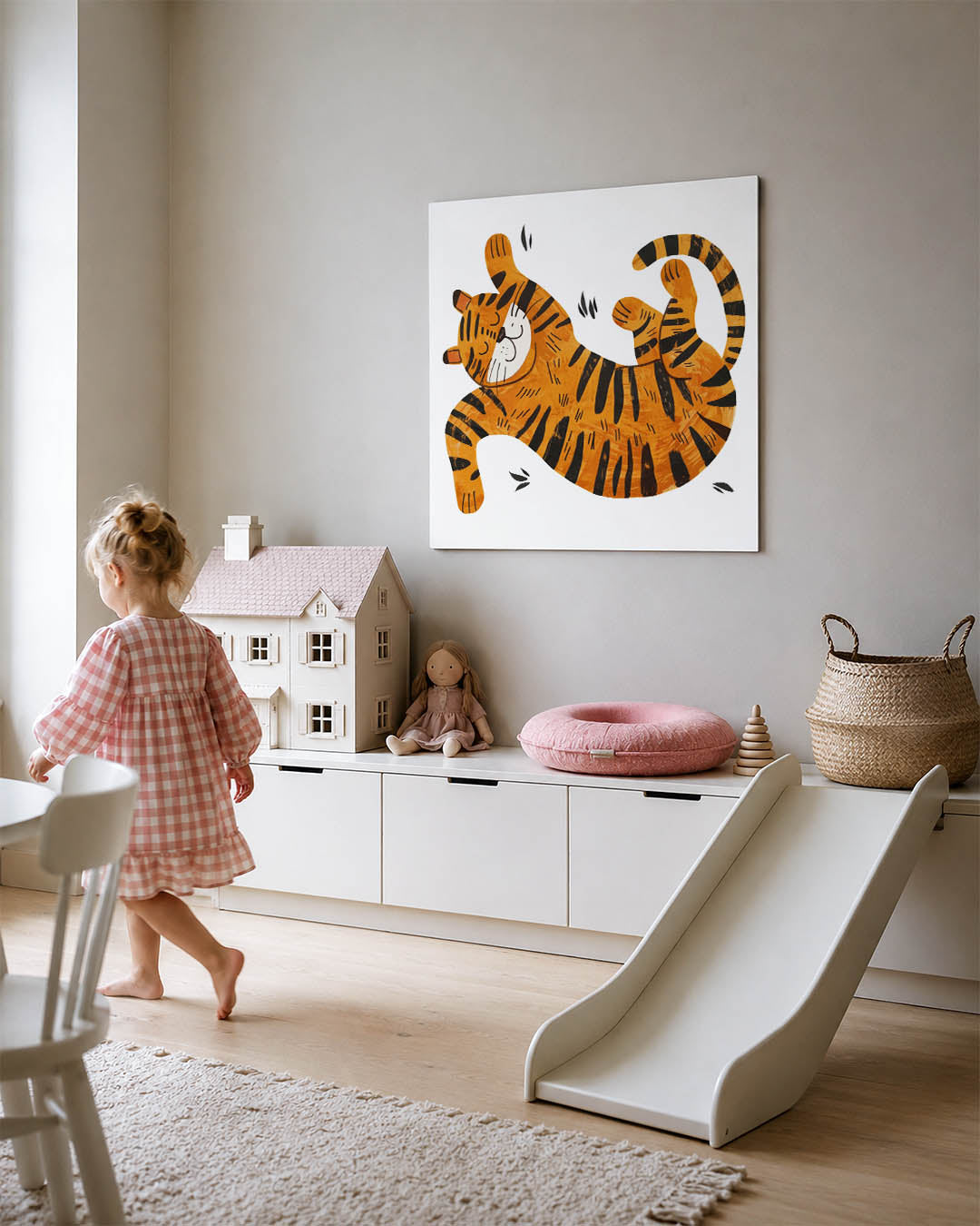 Speelse tijger illustratie kunstwerk – tweede productweergave – dit beeld toont een vrolijke tijger in speelse houding. De