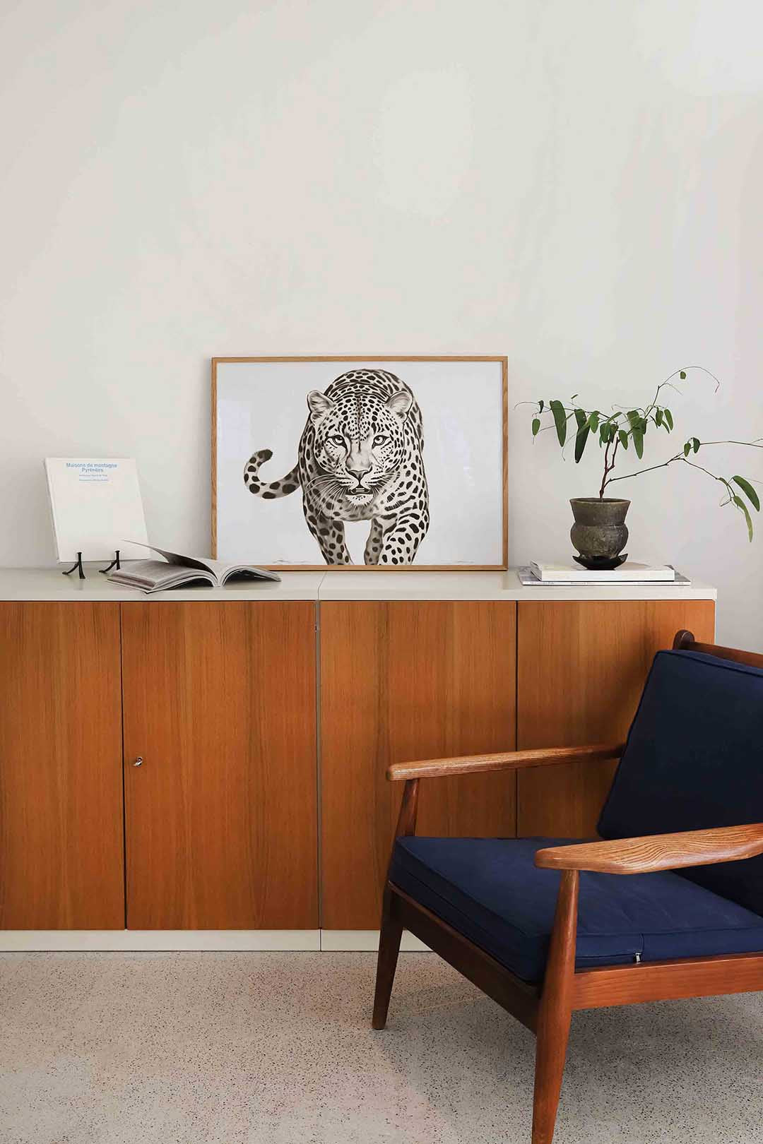 Luipaard in beweging – liggende dieren wanddecoratie van WallArtistic