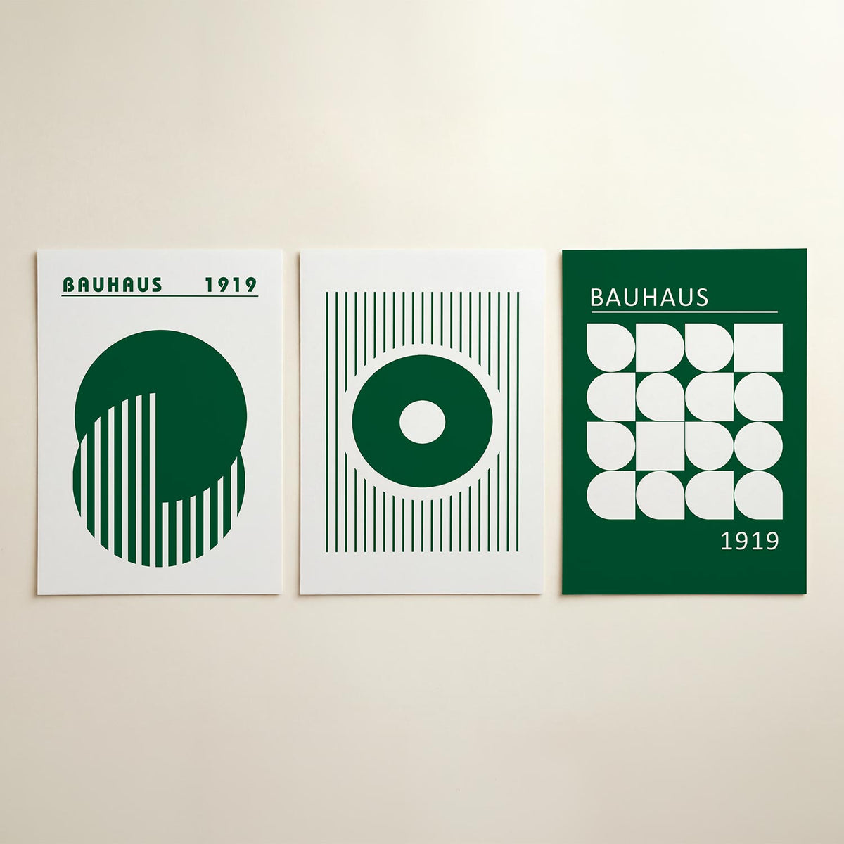 Cirkel en strepen posterset – detailweergave – donkergroene cirkels overlappen met witte verticale strepen. De compositie