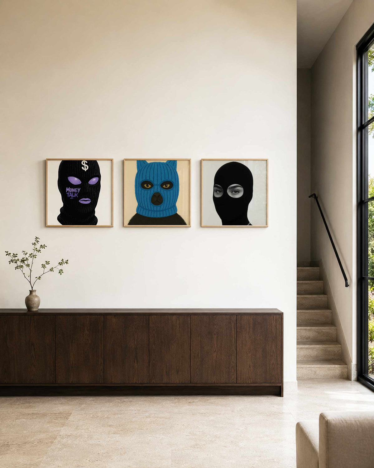 Interieurpresentatie van een driedelige vierkante posterset met maskerportretten