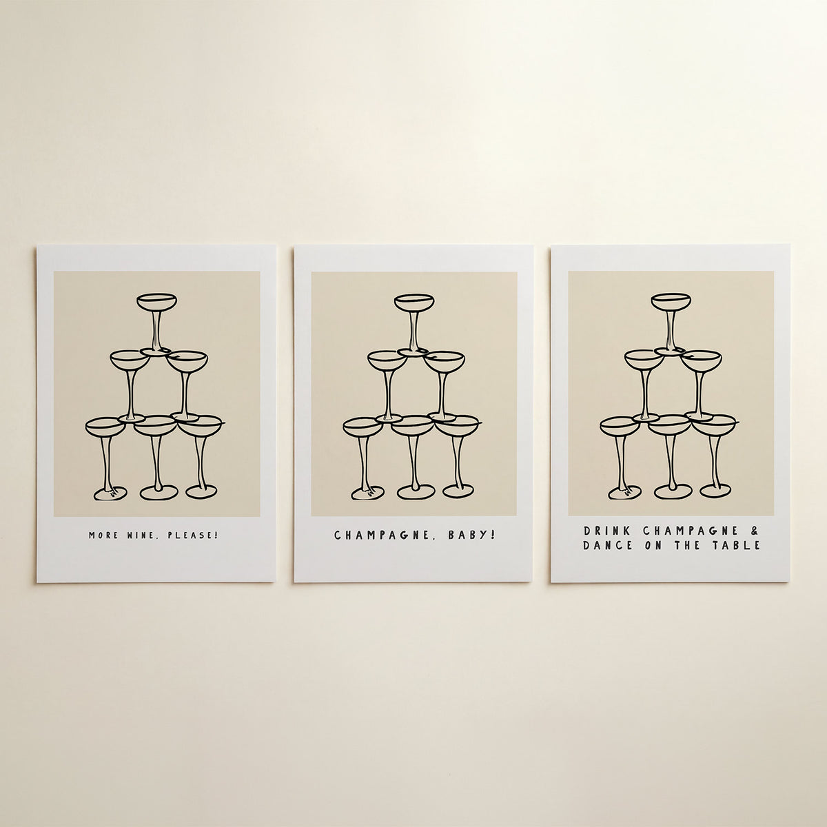 Glazen stapeling – driedelige posterset in interieur