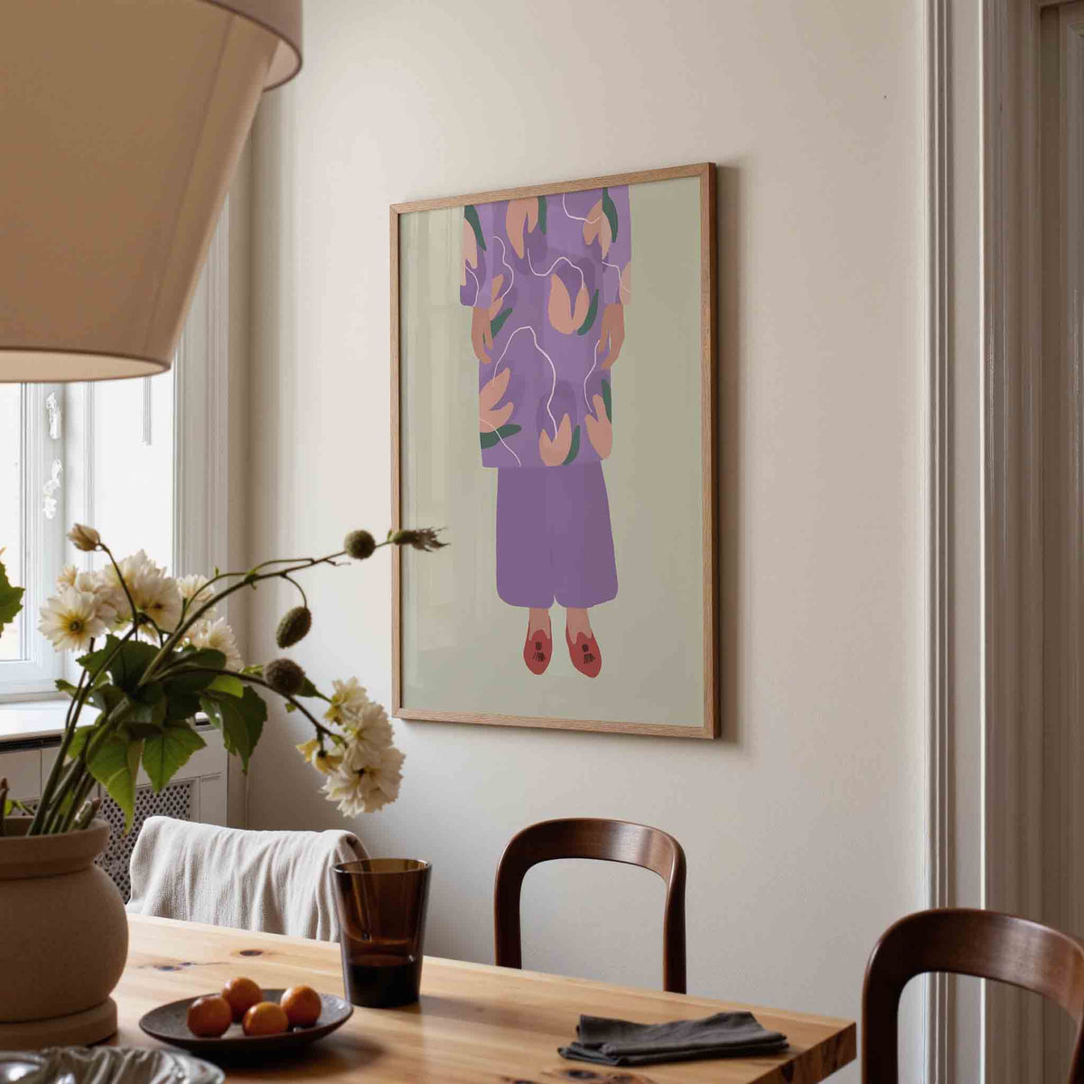 Paarse outfit met bloemen – eigentijdse illustratie poster in staand formaat