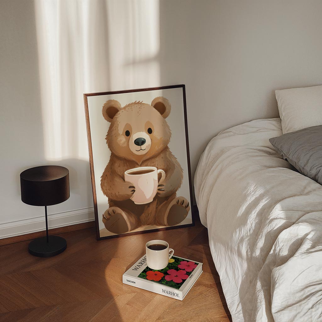 Knuffelige Bereposter Met Mok – staande kinderkamer wanddecoratie van WallArtistic