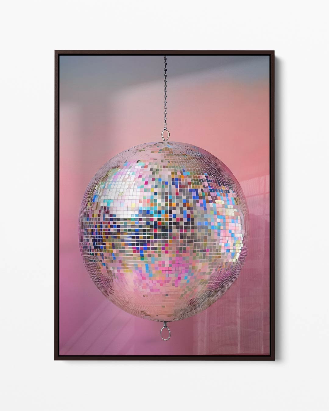 Kleurrijke Discobal op Roze Achtergrond – portret kunstwerk als wanddecoratie