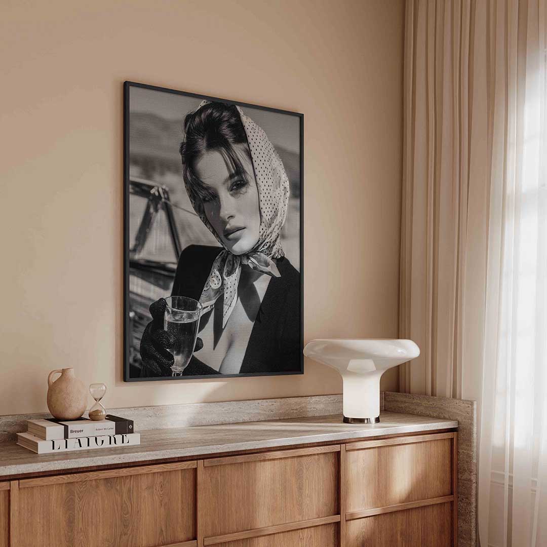 Vrouw met glas – kleurrijke Pop Art poster in staand formaat