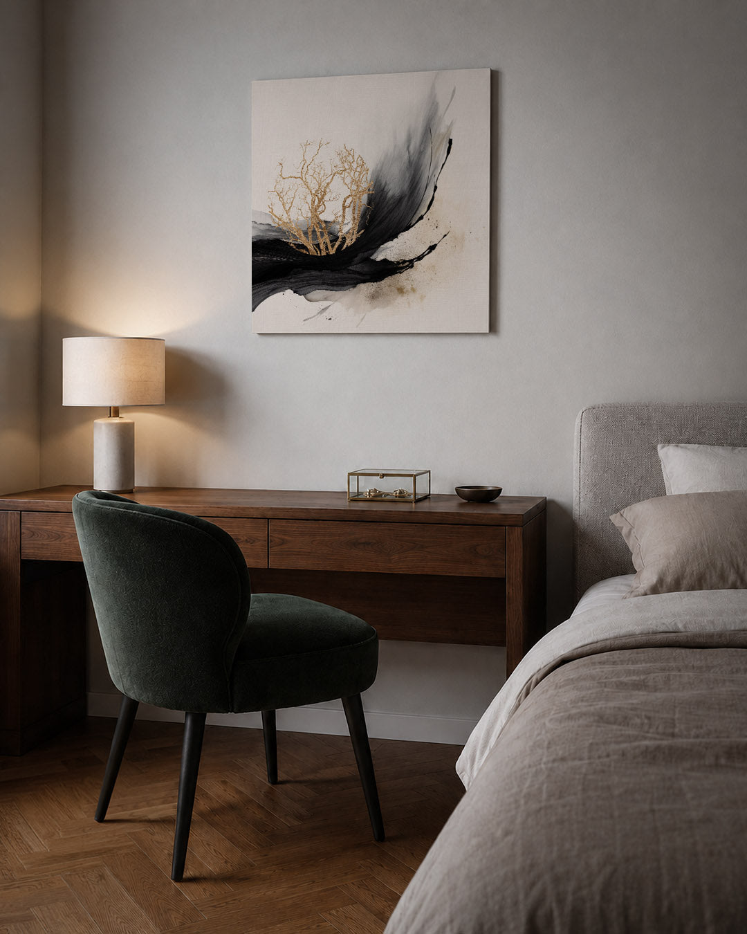 Gouden boom vortex kunstwerk – sfeerbeeld – dit kunstwerk toont een gouden boom omgeven door vloeiende zwarte en beige