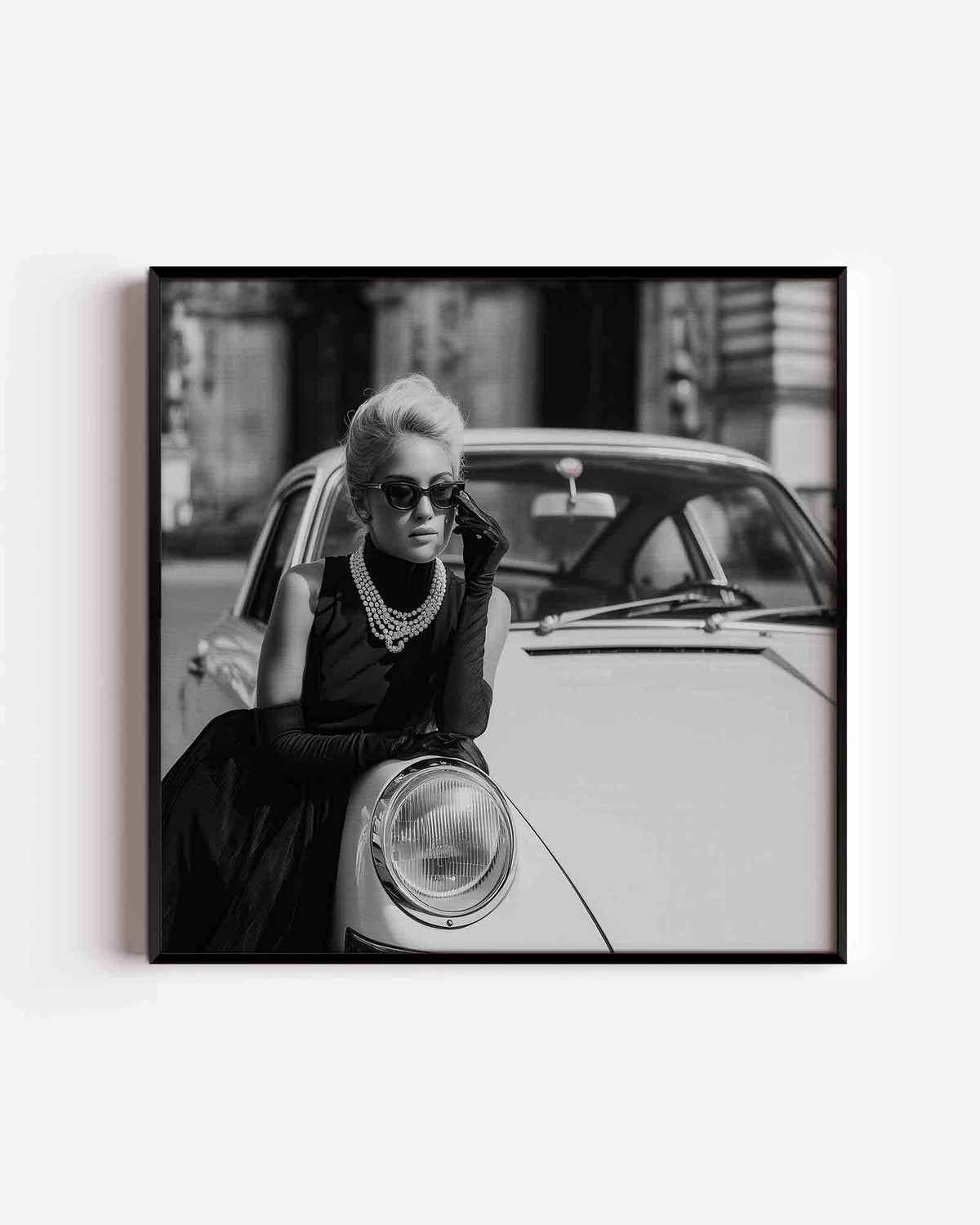 Vrouw met auto – Pop Art vierkante poster als wanddecoratie