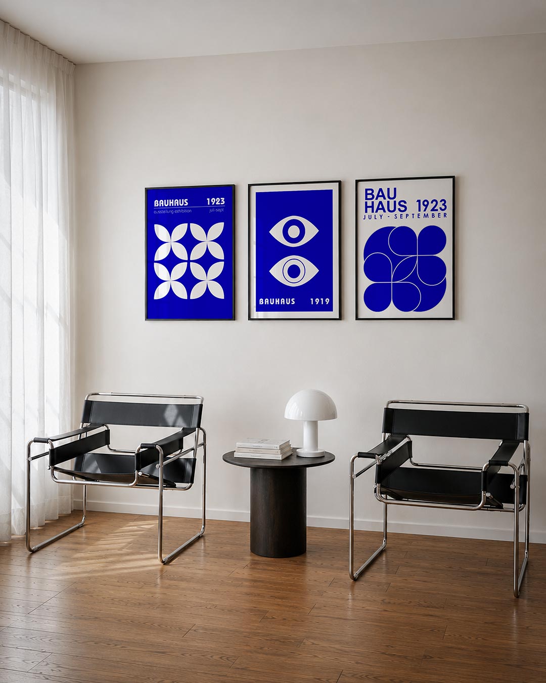 Vorm en kleur driedelige posterset – deze poster toont een levendige blauwe achtergrond met witte bloemachtige vormen die een