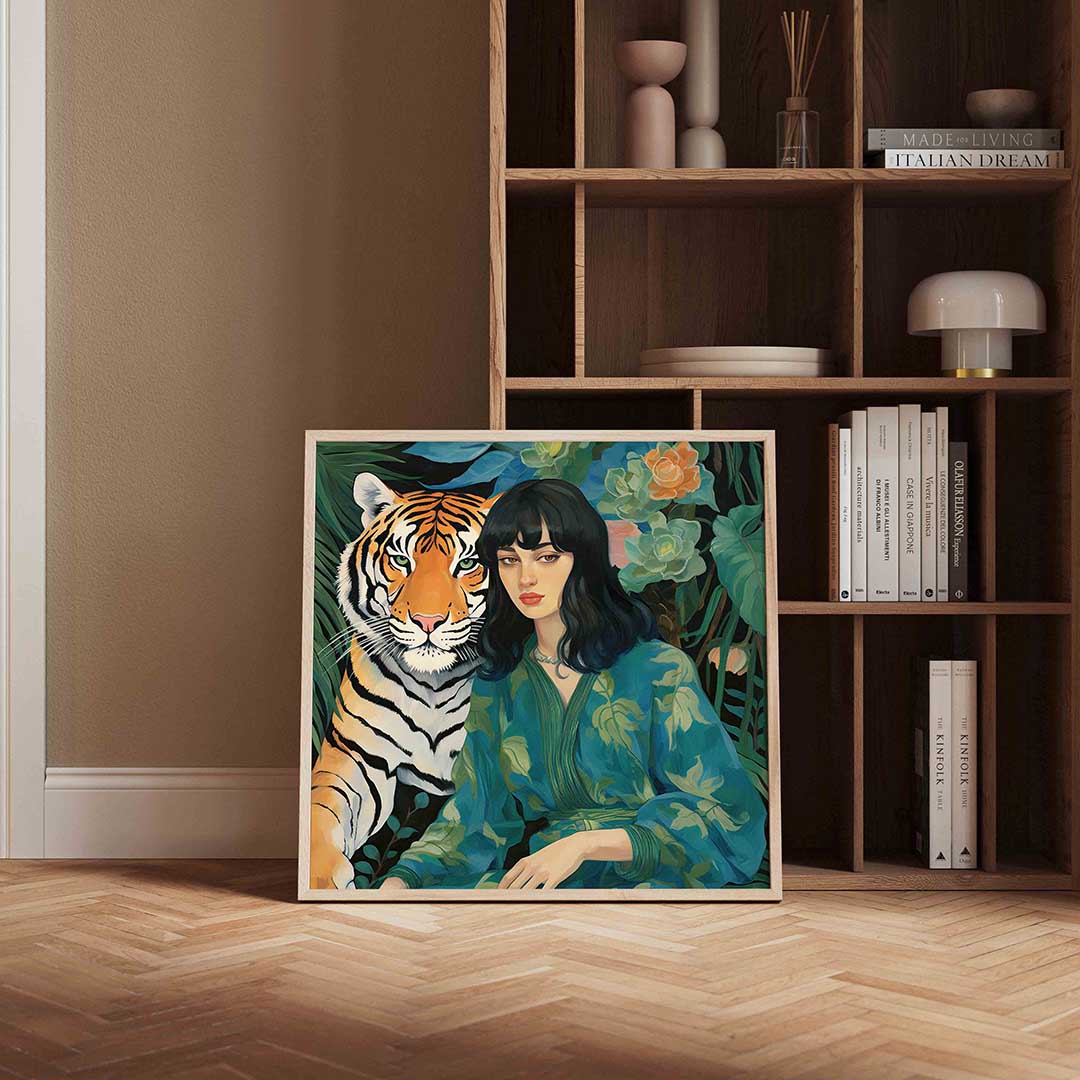 Vrouw en tijger – kleurrijke vierkante wanddecoratie van WallArtistic