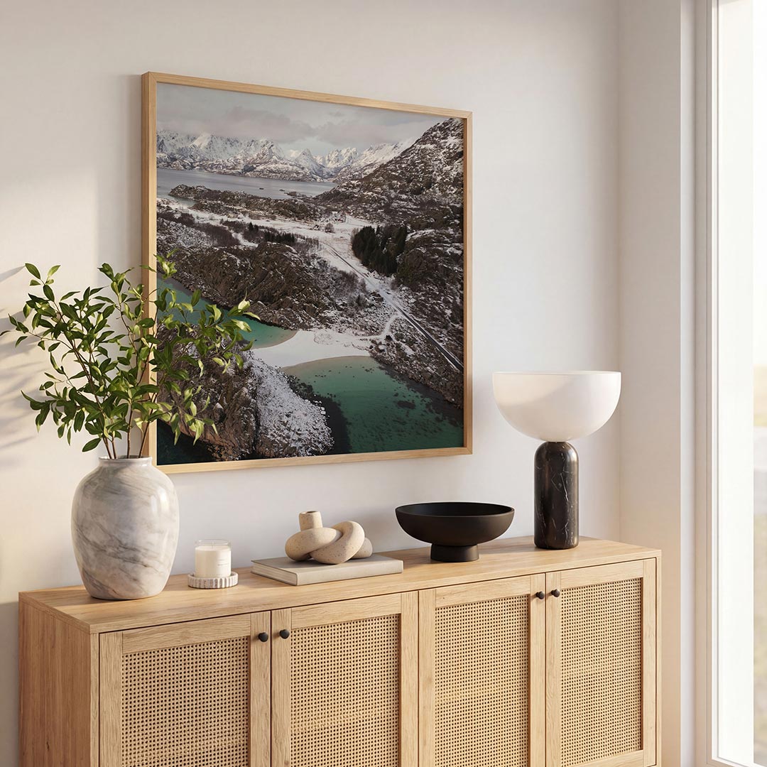 Berglandschap met sneeuw poster – tweede productweergave – een serene winterse scène met besneeuwde bergen en een turquoise