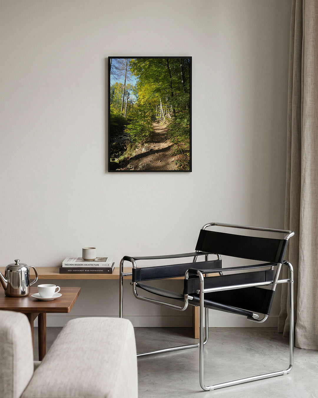 Boswandeling zonnig pad poster – tweede productweergave – een zonnig bospad omringd door hoge bomen en groene bladeren. Het
