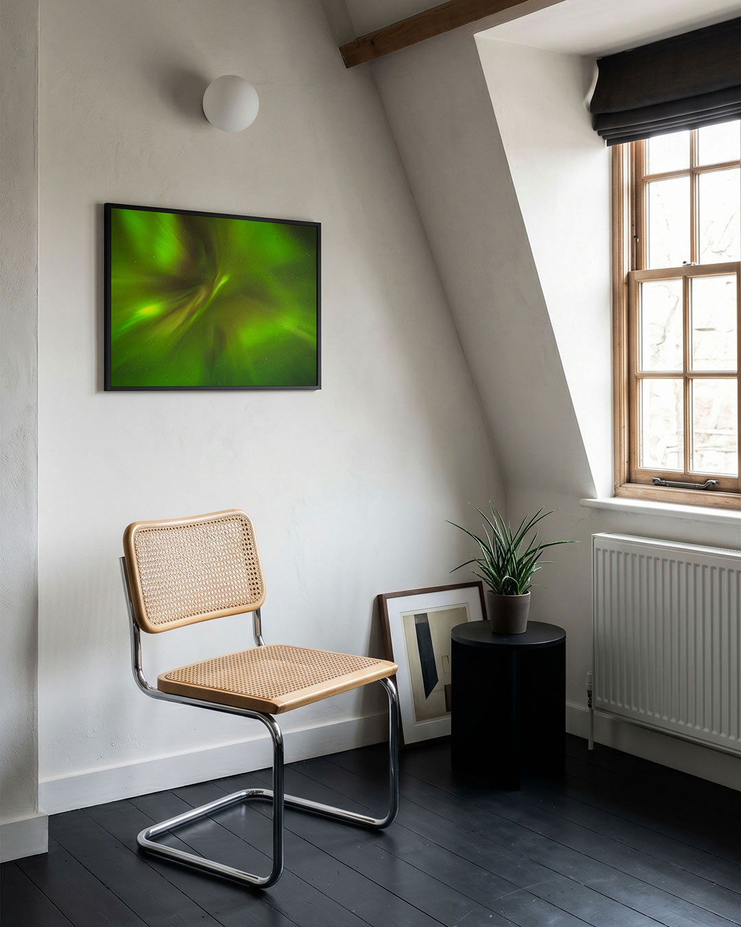 Hemelse lichtstralen poster – tweede productweergave – deze poster toont een dynamisch spel van groene lichtstralen tegen een