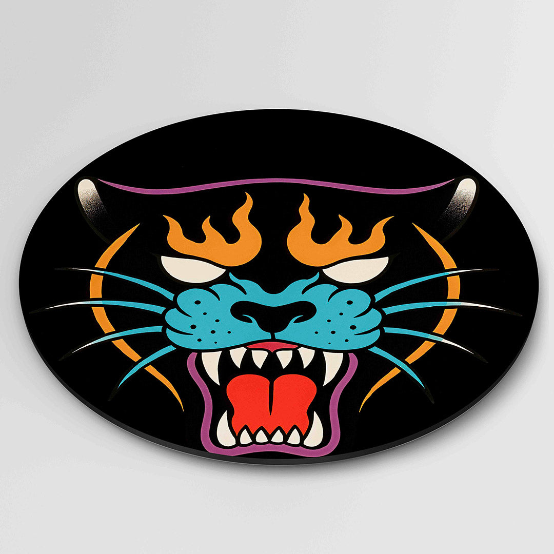 Panter met vurige details – ronde safari wanddecoratie van WallArtistic