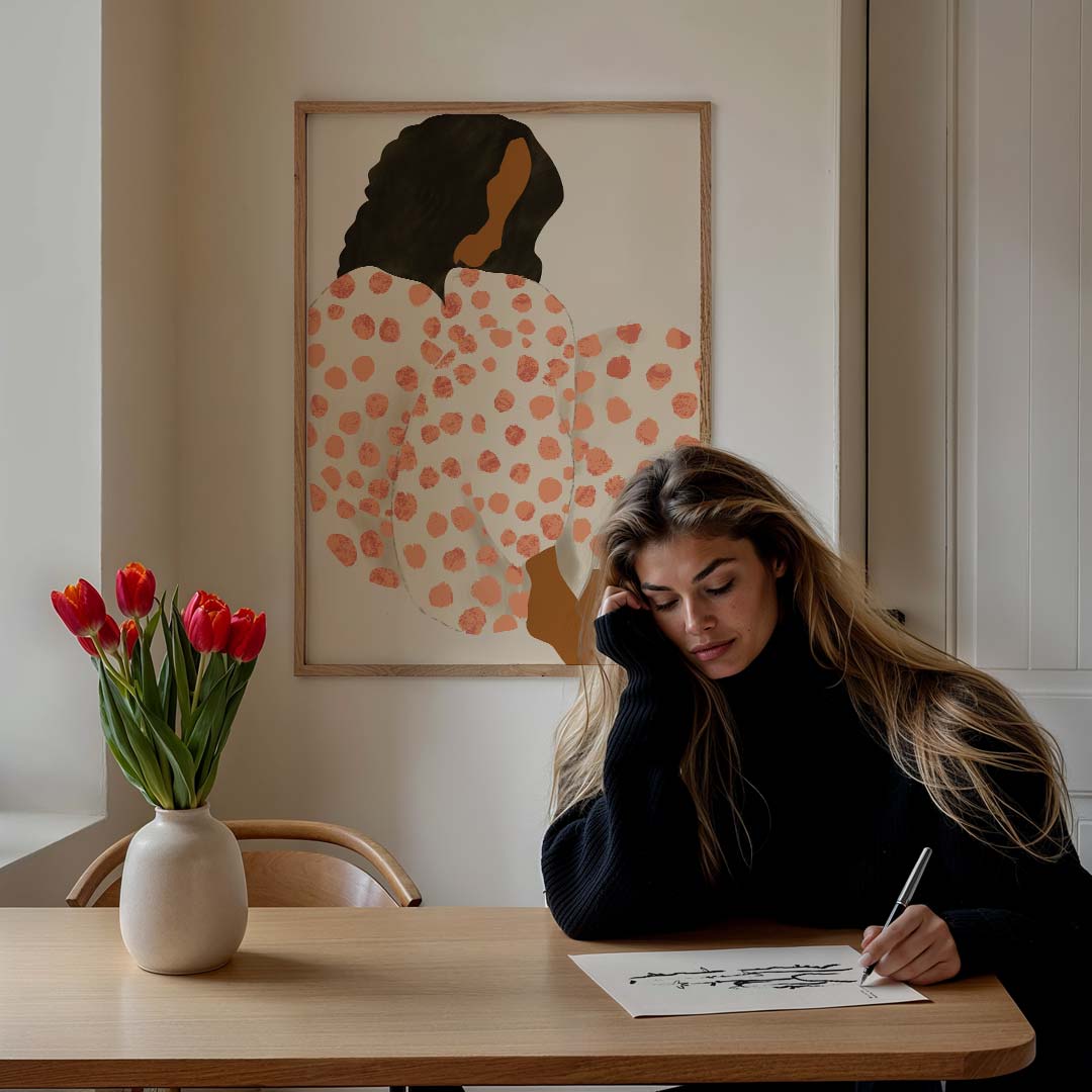 Vrouwelijke Elegantie in Stippen – staande vrouwelijke wanddecoratie van WallArtistic