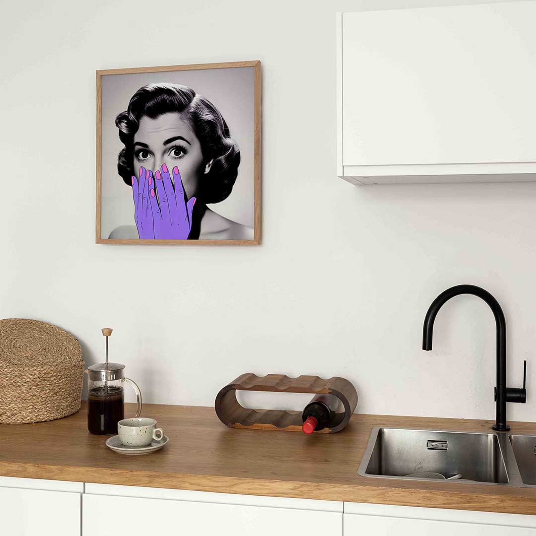 Vrouw met paarse handen – kleurrijke Pop Art poster in vierkant formaat