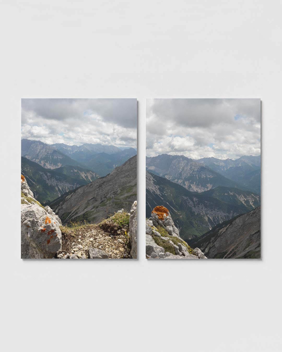 Berglandschap en wolken posterset – sfeerbeeld – rotsachtige voorgrond met oranje mos, groene bergen in de verte en