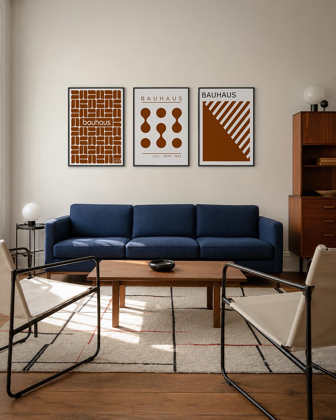 Vorm en ritme driedelige posterset – deze posterset in drie delen toont een speelse ordening van bruine blokken en lijnen op
