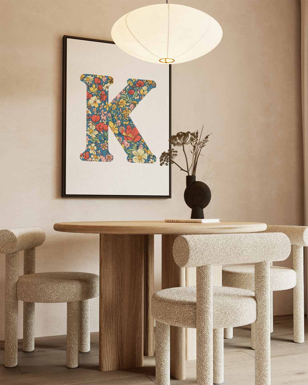Bloemrijke Letter K – kunstwerk met zwarte baklijst