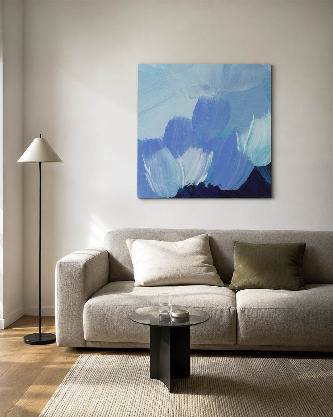 Dynamische blauwtinten kunstwerk – detailweergave – dit werk toont vloeiende penseelstreken in verschillende blauwtinten, met