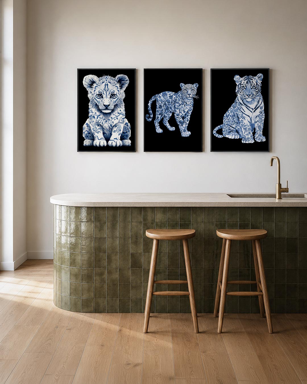 Dierenpatroon harmonie posterset – tweede productweergave – een jonge leeuw met sierlijke blauwe patronen op een zwarte