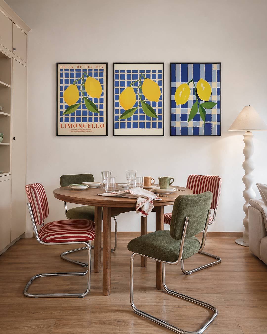 Citroen en ruitjes – twee heldergele citroenen hangen aan groene takken tegen een blauw-wit geruit