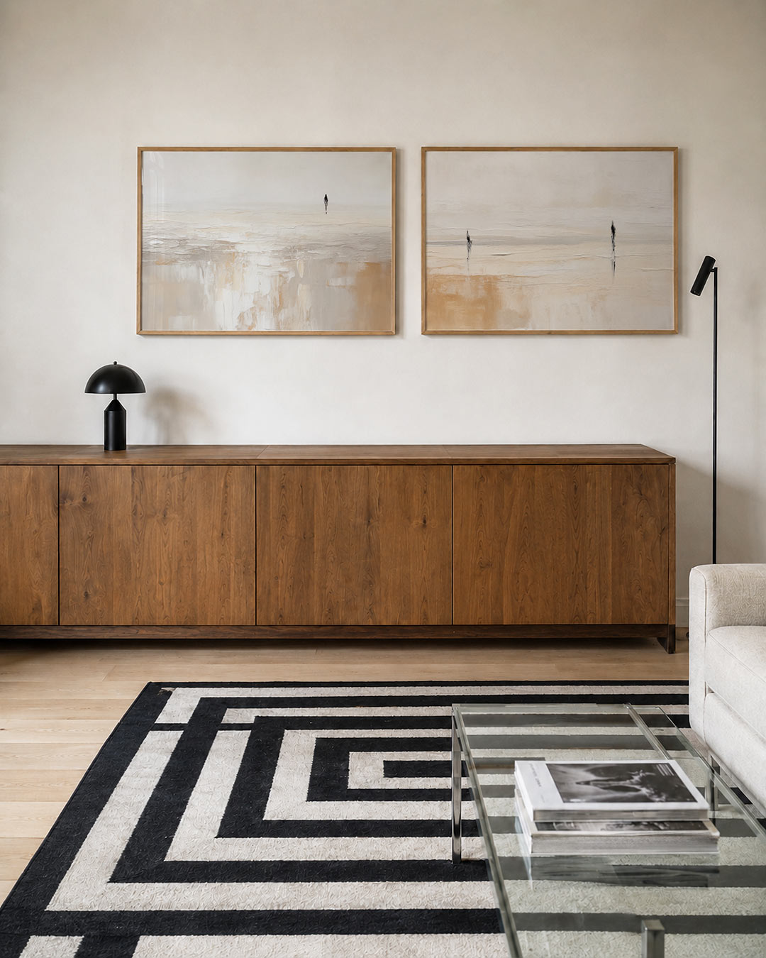Twee liggende posters met zachte, vloeiende kleurvlakken in beige en wit, aan de muur in een interieur