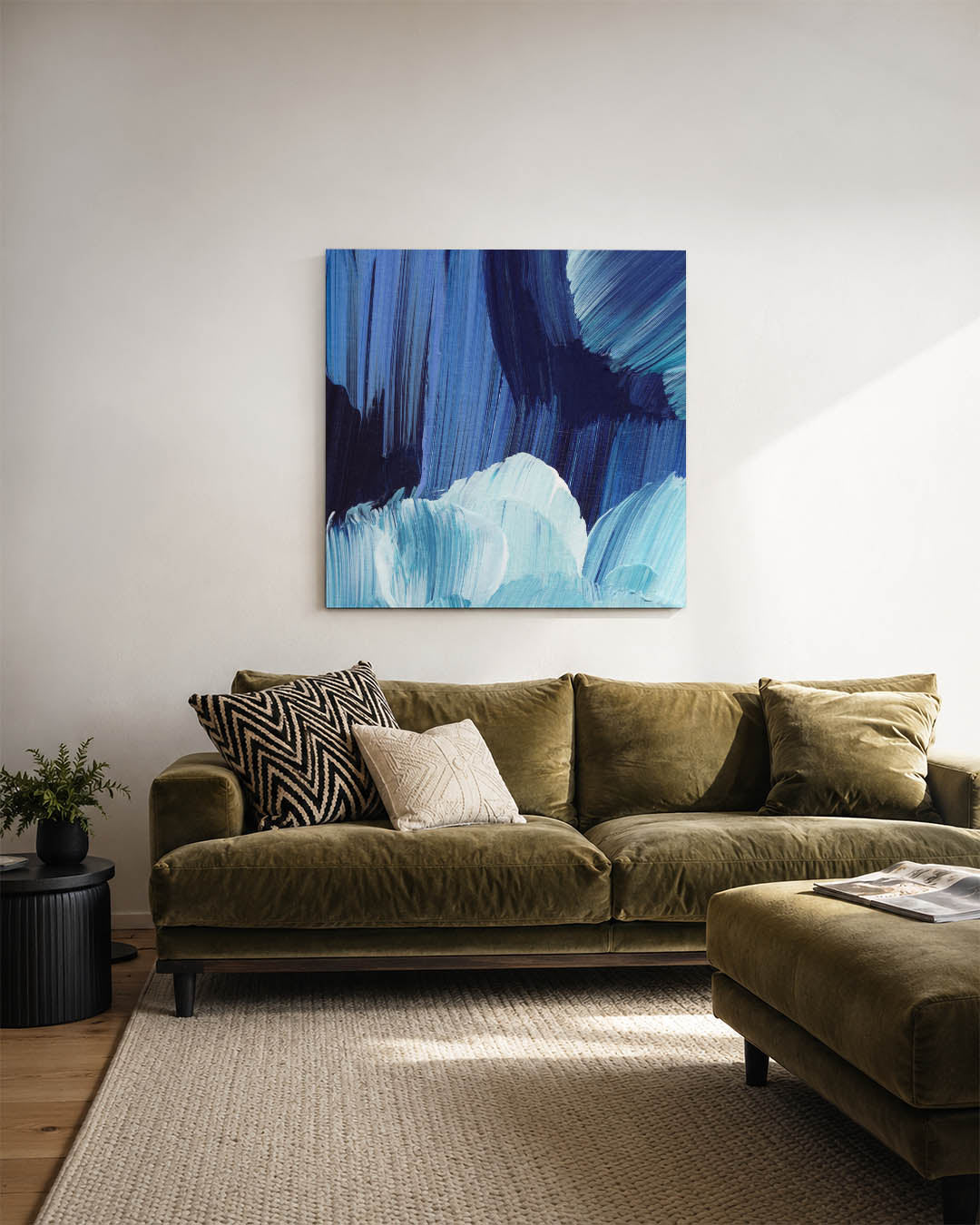 Dynamische blauwe strokes kunstwerk – sfeerbeeld – dit werk toont vloeiende penseelstreken in verschillende tinten blauw. De