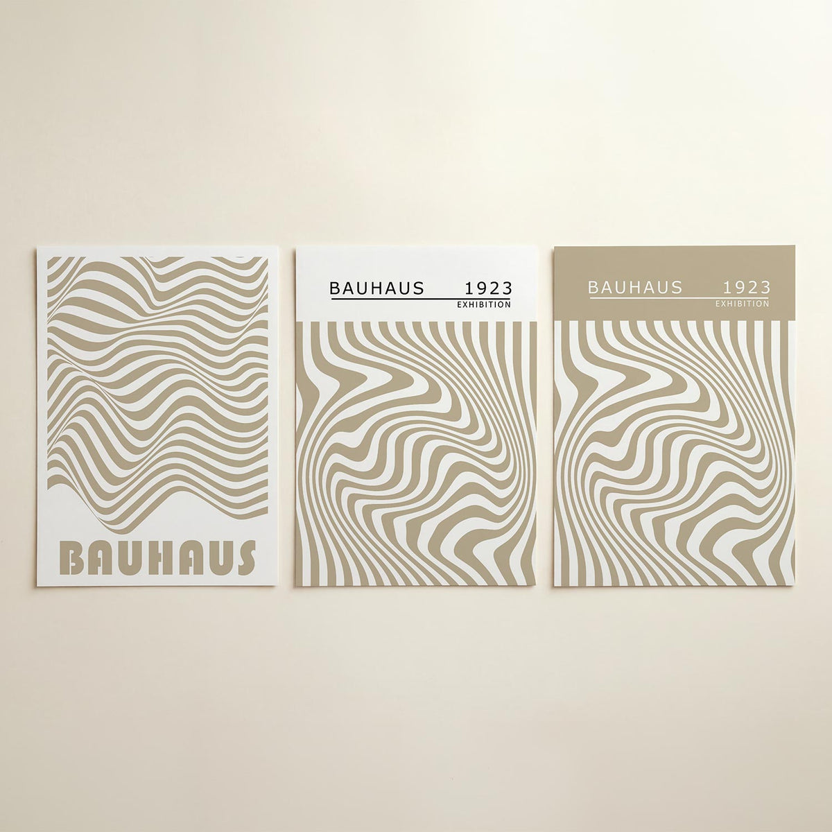 Golvend lijnenspel posterset – detailweergave – deze posterset in drie delen toont vloeiende, golvende lijnen in beige en