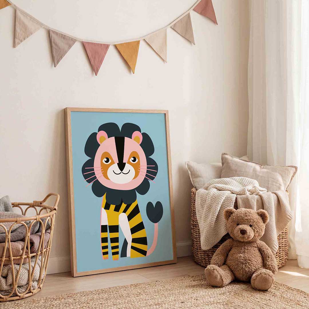 Leeuw op blauwe achtergrond – speelse wandkunst als portret kinderposter