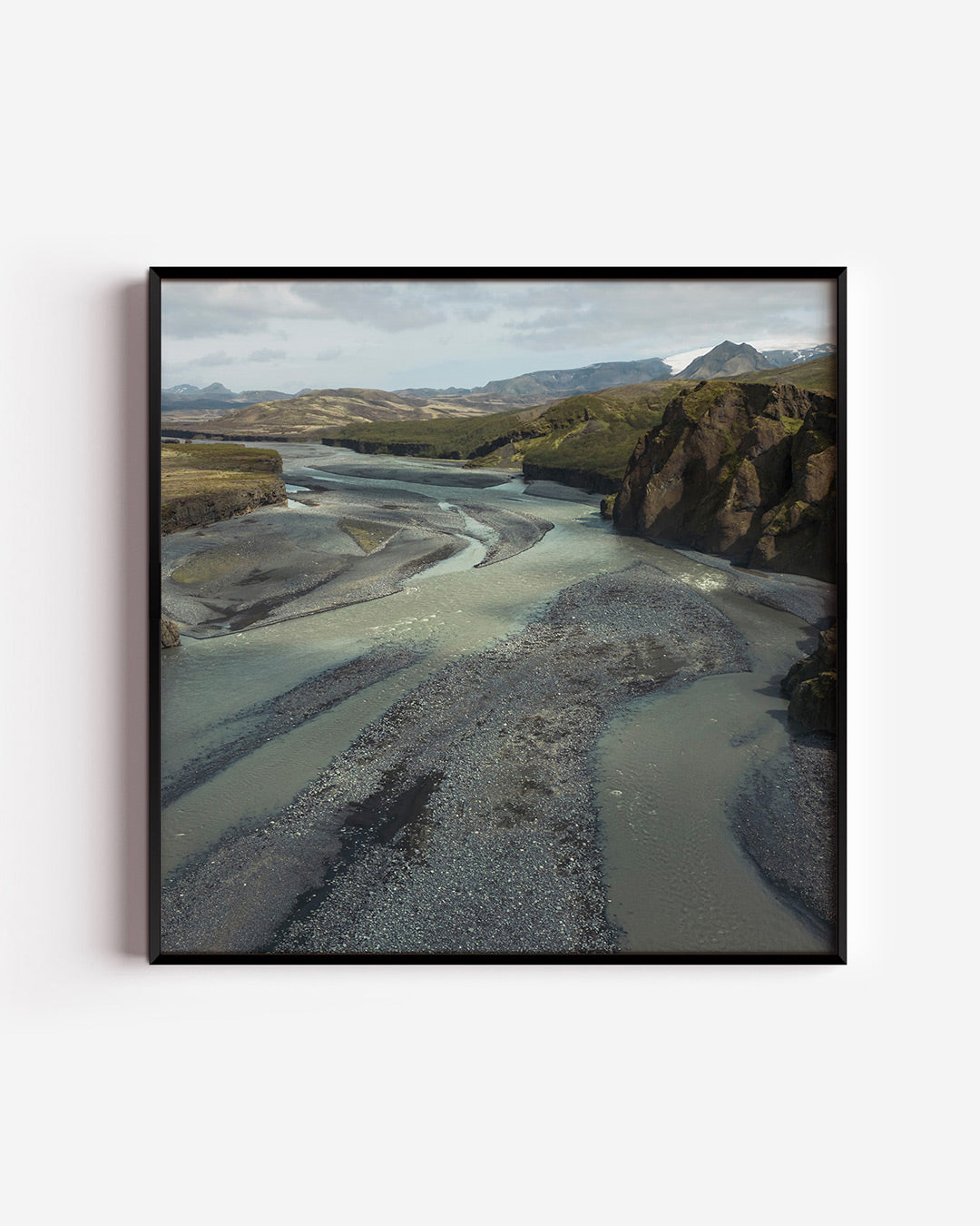 Rivierlandschap met bergen poster – vierkante wanddecoratie – een kronkelende rivier stroomt door een ruig landschap met
