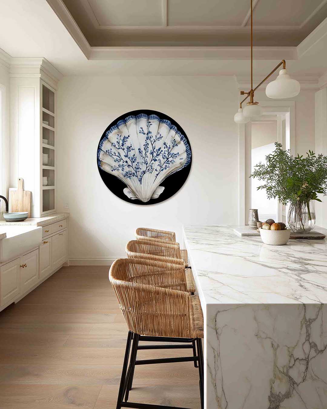 Schelp met blauwe takken – Pop Art muurcirkel als ronde wanddecoratie