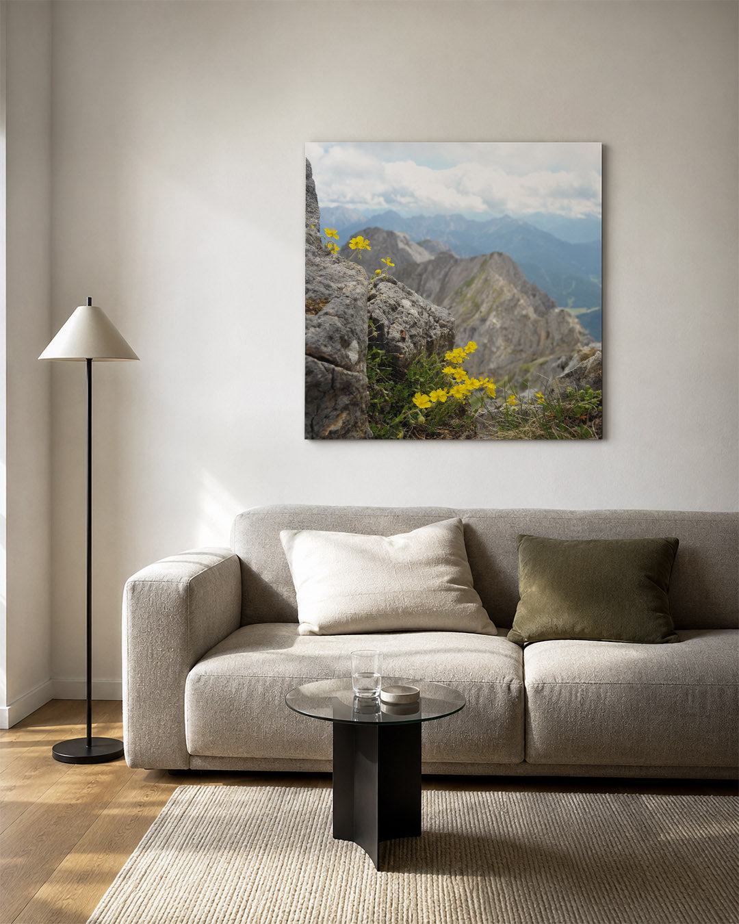Bergbloemen en rotsen kunstwerk – vierkante wanddecoratie – deze kunstwerk toont levendige gele bloemen die groeien tussen