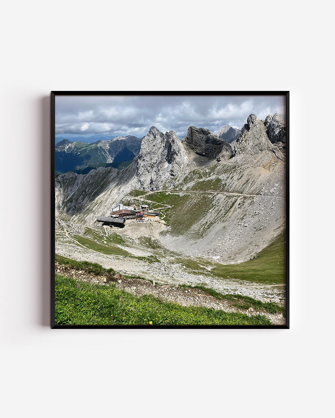 Berglandschap met rotsen poster – vierkante wanddecoratie – een indrukwekkend berglandschap met ruige rotsformaties en groene