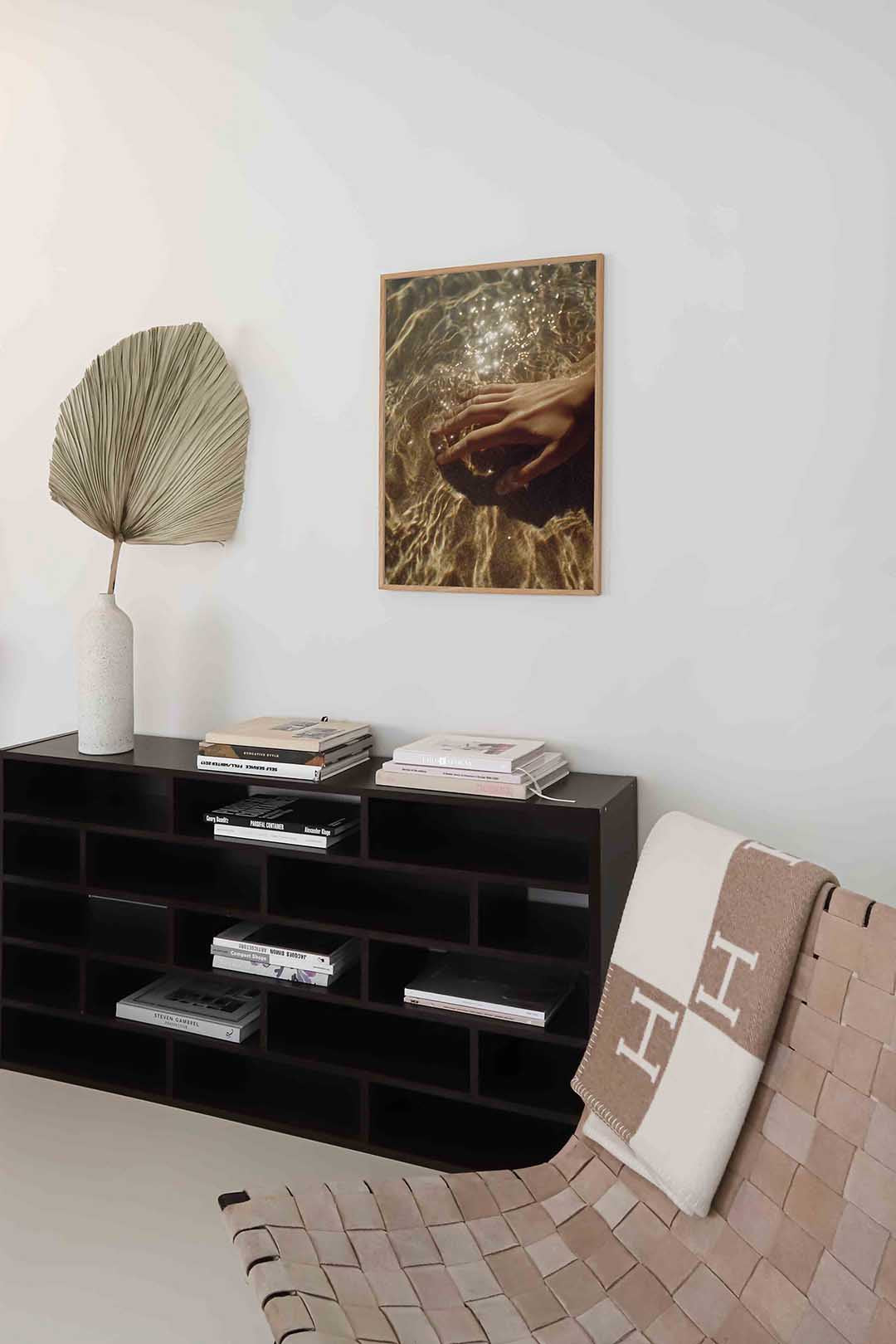 Hand in water – staande natuur wanddecoratie van WallArtistic