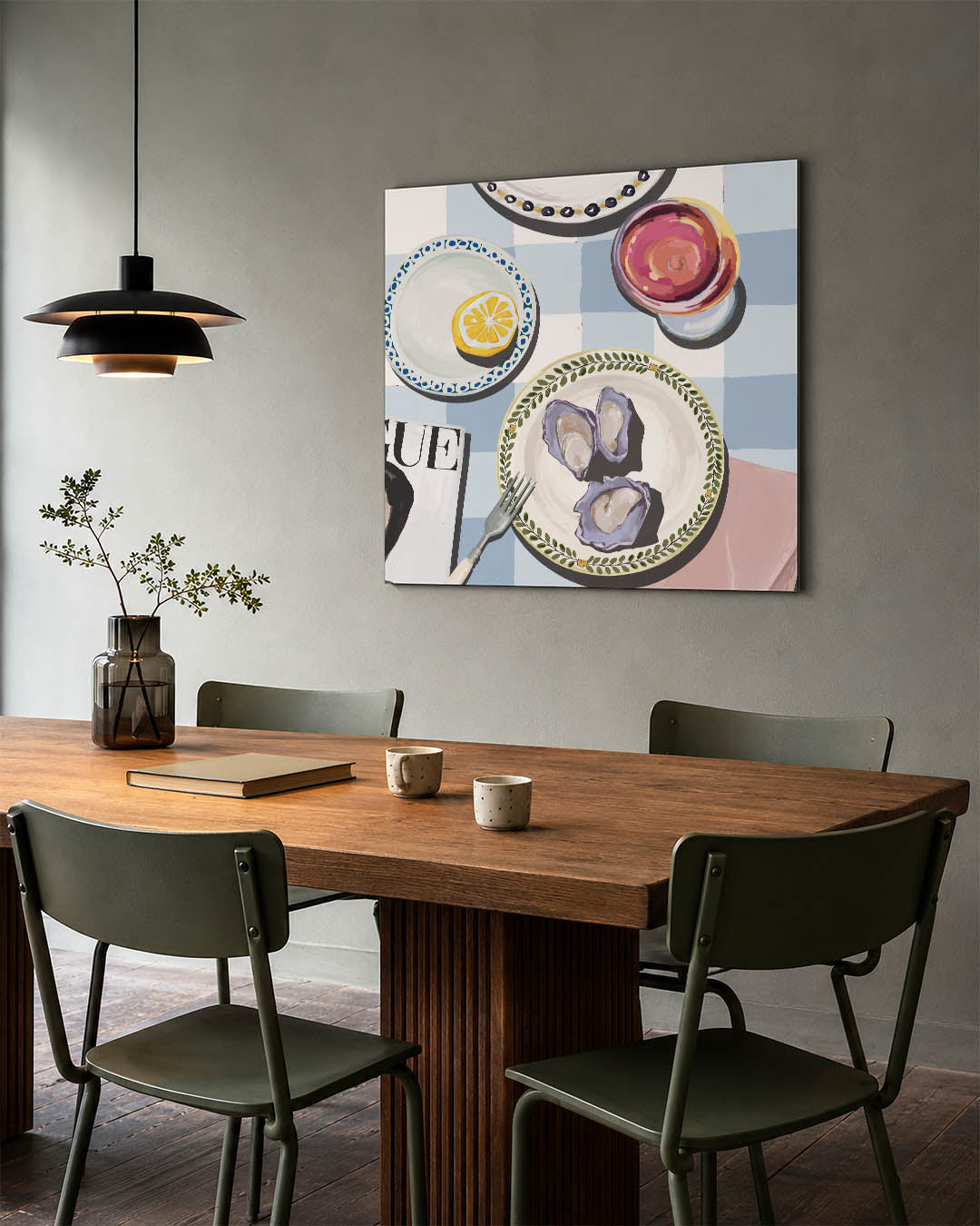 Eettafel compositie kunstwerk – tweede productweergave – dit kunstwerk toont een kleurrijke tafelsetting met borden, een glas