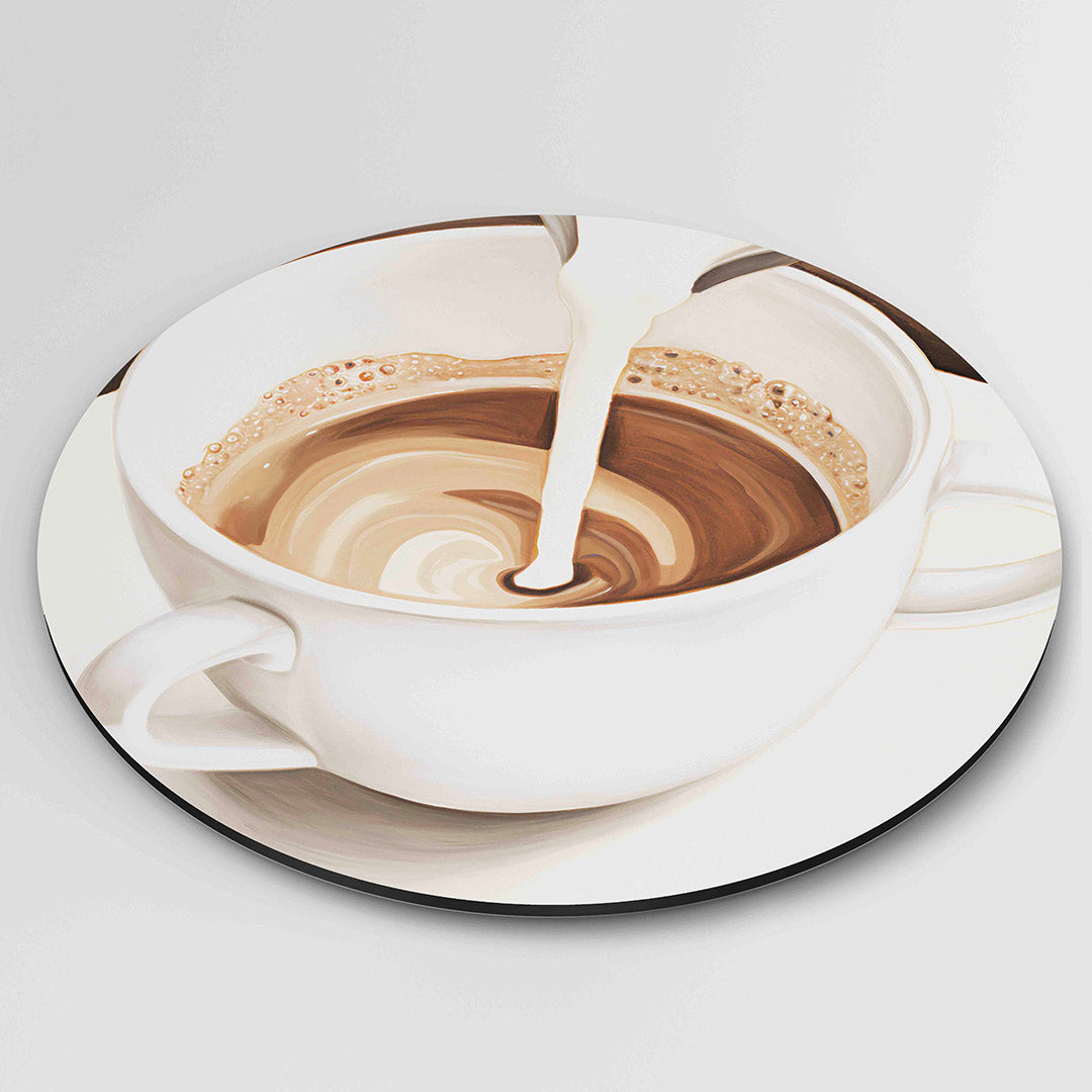 Koffiekop met melk – ronde wanddecoratie met abstract ontwerp