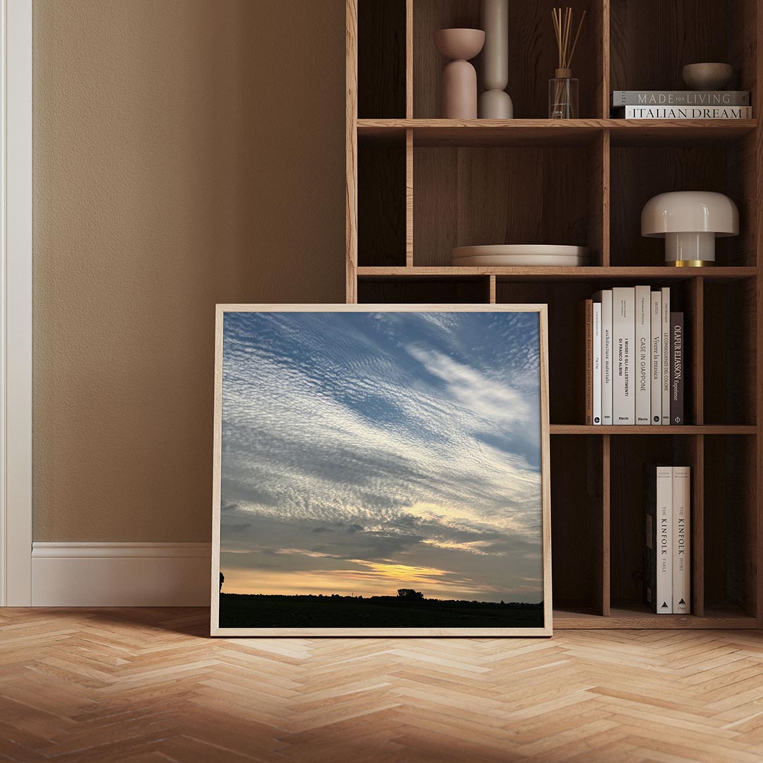 Luchtlandschap bij zonsondergang poster – derde productweergave – deze poster toont een uitgestrekt wolkendek bij