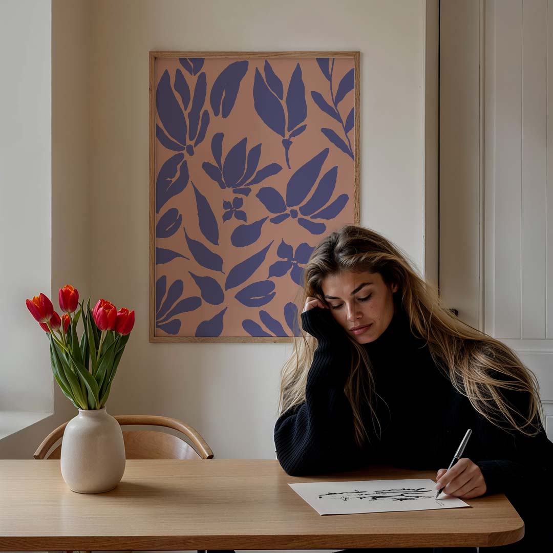 Botanische Blauwpaars Op Roze – bloemen poster in staand formaat