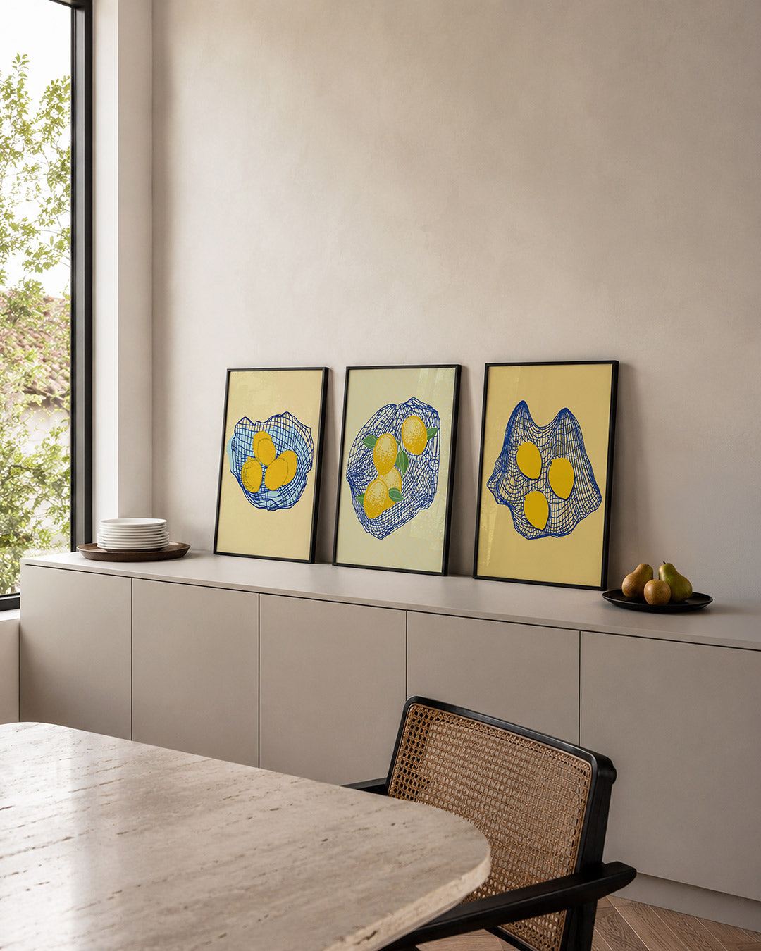 Citroenen in raster posterset – detailweergave – heldere gele citroenen liggen in een blauw rasterpatroon