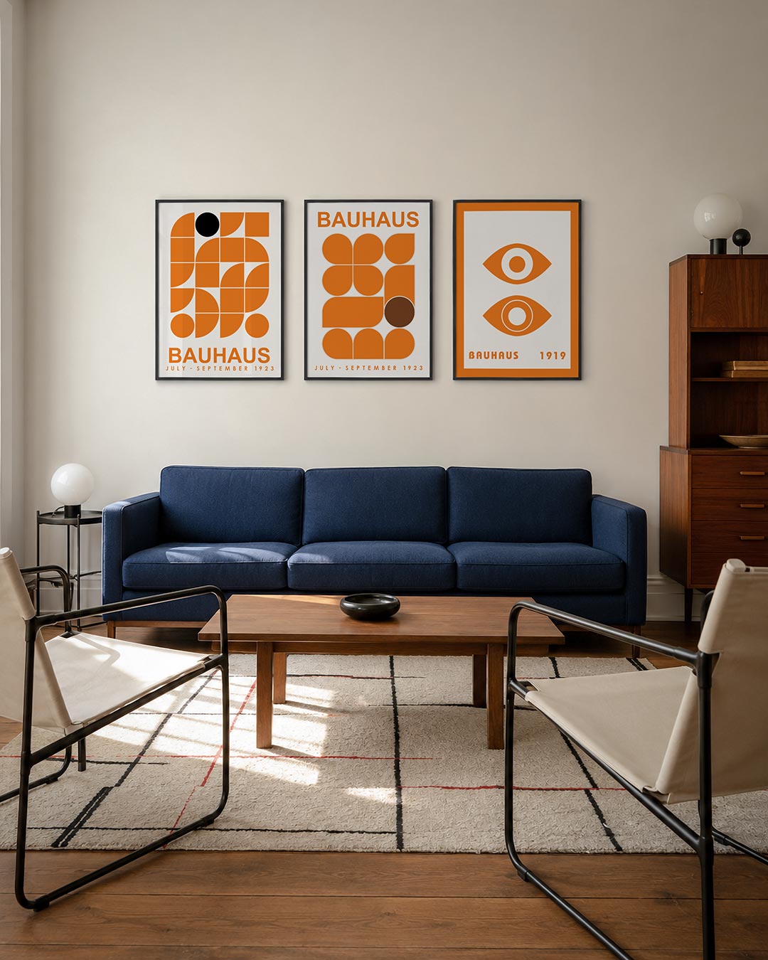 Vorm en kleurenspel driedelige posterset – deze posterset in drie delen toont een dynamisch spel van oranje en zwarte vormen.