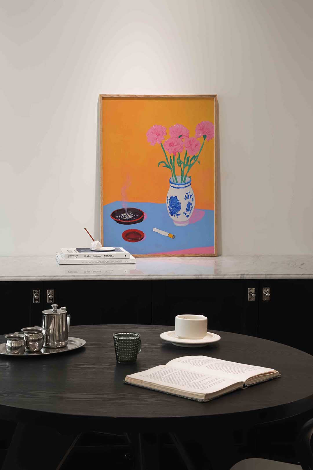 Bloemen en asbak – moderne poster in staand formaat